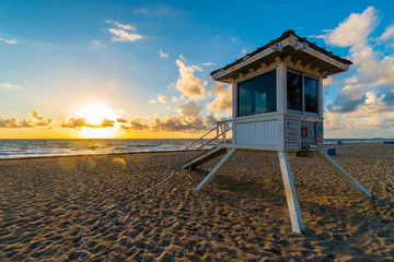 Life guard tower on Miami beach in sunrise, Florida, United States of AmericaLife guard tower on Miami beach in sunrise, Florida, United States of America - obrazy, fototapety, plakaty