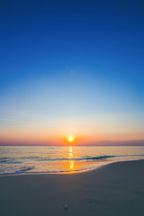 Obraz premium The beautiful sea in the sunset time.Vertical