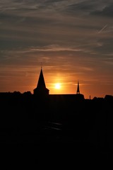 Obraz premium Kirche im Sonnenuntergang