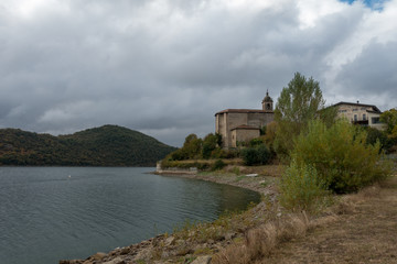 Fototapeta na wymiar The reservoir of ullibarri-gamboa in Álava, Basque Country
