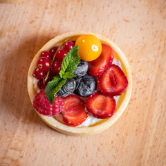 raspberry cake with cream cheese. Strawberry and blueberry cupcake with cream cheese. Cakes with raspberries and strawberries