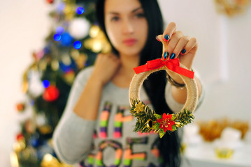 Рождественские игрушки в руках у девушки. Девушка украшает елку. С новым годом! Счастливого Рождества! 

