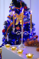 Рождественские украшения и подсвечник с свечами на столе. Украшение для елке. С новым годом! Счастливого Рождества! 
