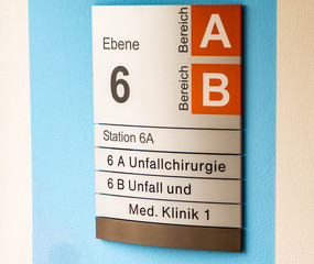 Obraz premium Sign indicating different accident trauma surgery departments at hospital