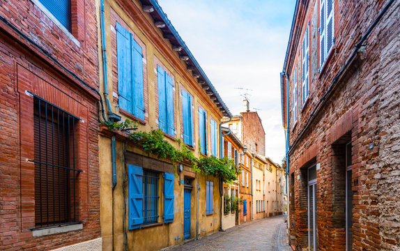 Rue typique à Toulouse en Occitanie, France