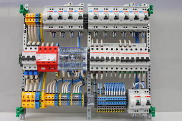 Installation of an electrical panel with difautomatics and automatic protection devices on a metal frame with flexible wires.