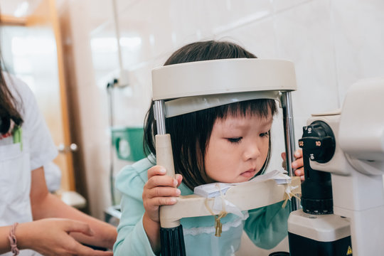Asian little girl examine the eyes