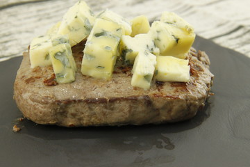 Steak au fromage sur une ardsoie