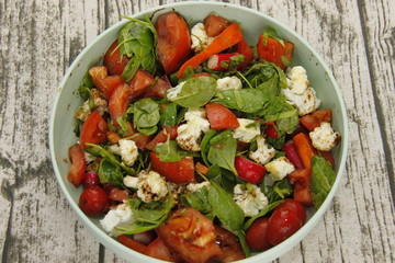 Salade épinards, choux fleur et tomates