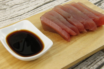 Sashimi thon et sauce soja