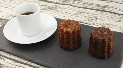 Café gourmand avec des canelés