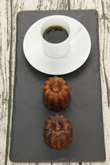 Café gourmand avec des canelés