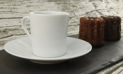 Café gourmand avec des canelés