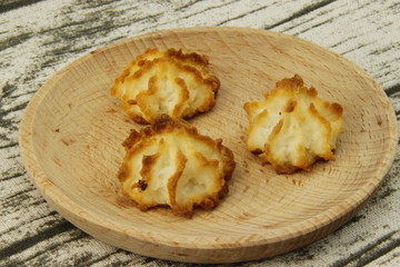 Rochers coco	sur une assiette en bois