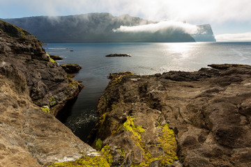 Obraz premium Beautiful shorelines in Faroe Islands filled with colourful algae