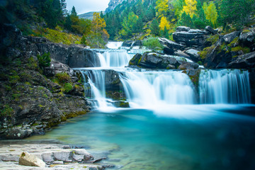 Cascadas bonitas en Ordesa huesca en otoño