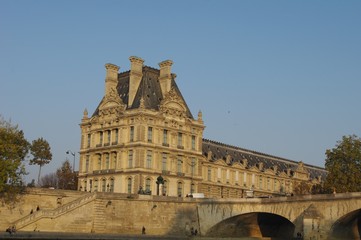 Fototapeta na wymiar Le Louvre vu de la Seine
