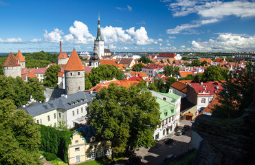 Obraz premium Panoramic view of Old Town Tallinn with towers and walls, Estonia