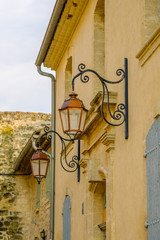 Façade  d’ancien maison avec des lanternes en Provence, France. Photo verticale.