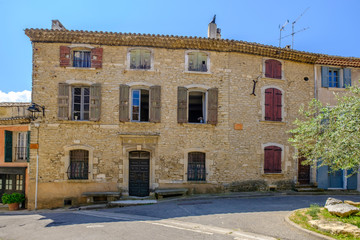Façade d'une ancienne maison dans le village de Goult, Provence, Luberon, France.	