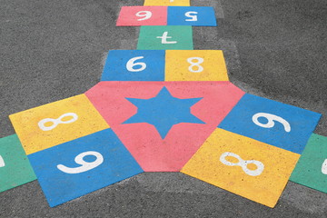 gioco da bambini sull'asfalto, children play on the asphalt