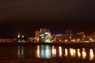 Fototapeta na wymiar Night view of the Miass river and Kirov street