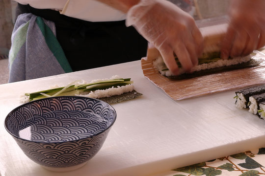 DOING SUSHI HOSOMAKI WITH MAKISU
