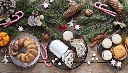 Table de desserts de Noël avec gâteau traditionnel volé, bonbons et décoration festive. Vue aérienne