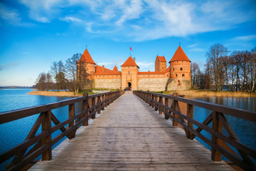 Trakai castle with the wooden bridge in the front - obrazy, fototapety, plakaty
