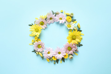 Obraz premium Beautiful chamomile flowers on color background, flat lay with space for text