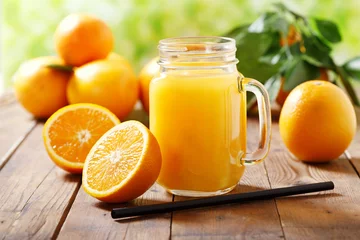 Keuken foto achterwand Eetkamer glazen pot verse jus d& 39 orange met vers fruit