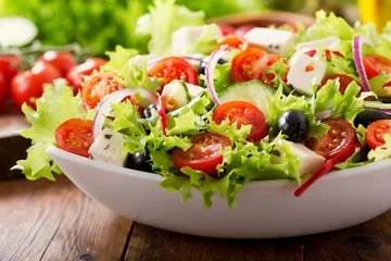 Foto op Plexiglas kom verse salade met groenten en greens © Nitr
