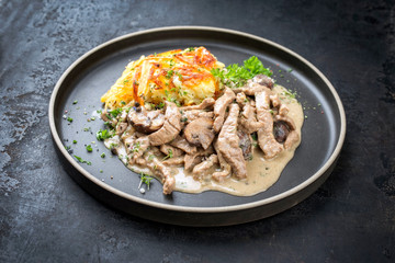 Traditionelles Zürcher Geschnetzeltes mit Rösti als closeup in einem Modern Design Teller