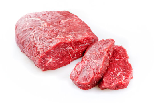 Rohes Roastbeef als St&uuml;ck und aufgeschnitten angeboten als closeup auf wei&szlig;em Hintergrund - freigestellt