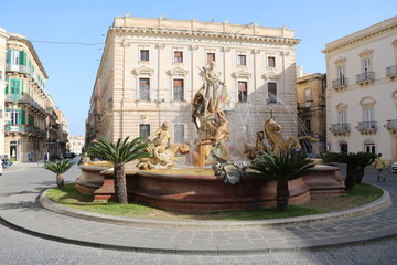 Naklejka premium Fountain Fontana di Artemide at Piazza Archimedes in Syracuse, Sicily Italy
