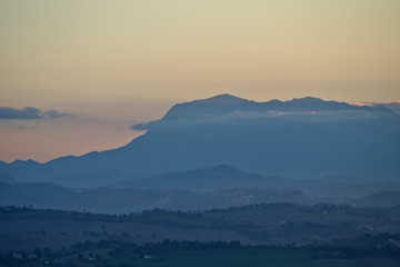 Obraz premium view of mountains and fog,mountain, sunset, landscape, sky, nature,horizon, beautiful, scenic,panorama, light