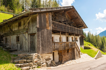 Altes Bauernhaus aus Holz in den Südtiroler Alpen, Bozen