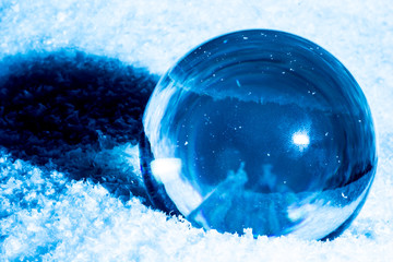 Glaskugel im Schnee