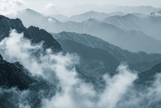 Fototapeta Clouds by the mountain peaks of Huangshan National park. China