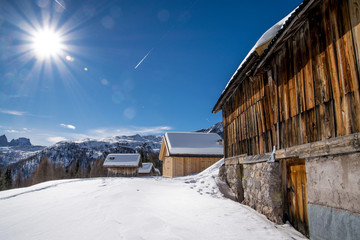 Baite e chalet innevati durante l'inverno del Fuciade in Trentino Alto Adige