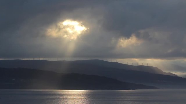 Rayos de luz solar al amanecer