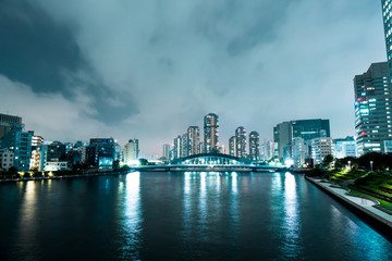 Obraz premium 都市景観 運河 東京