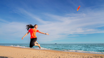 Asian girl play flying disc  on the beach © anekoho