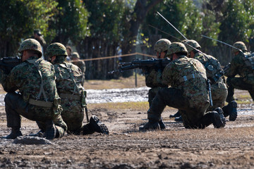 銃を構える自衛官