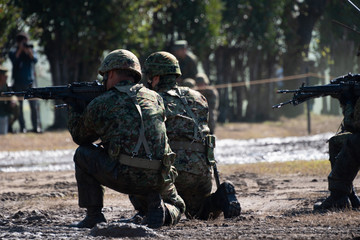 銃を構える自衛官