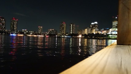 屋形船より眺む東京湾の夜景