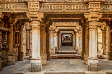 Obraz premium Inner view of Adalaj Ni Vav (Stepwell) or Rudabai Stepwell. Built in 1498 by Rana Veer Singh is five stories deep. Ahmedabad, Gujarat, India