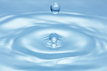 Fototapeta na wymiar blue water surface with splash of droplet