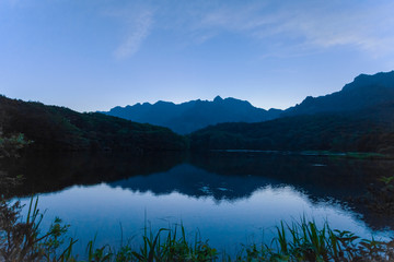 長野県　鏡池の夕暮れ
