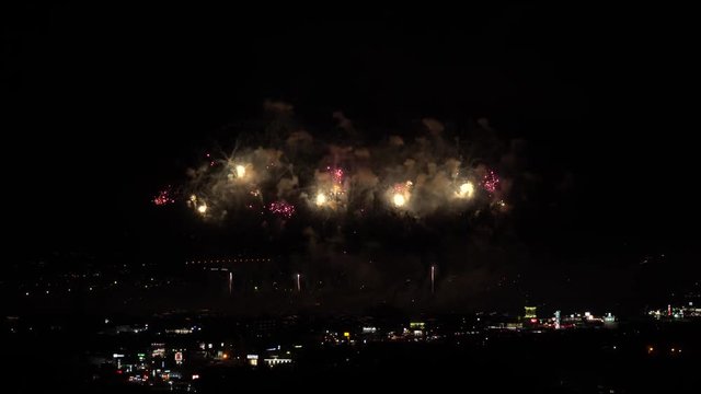 日本の福島県会津若松市の会津花火のスターマイン花火